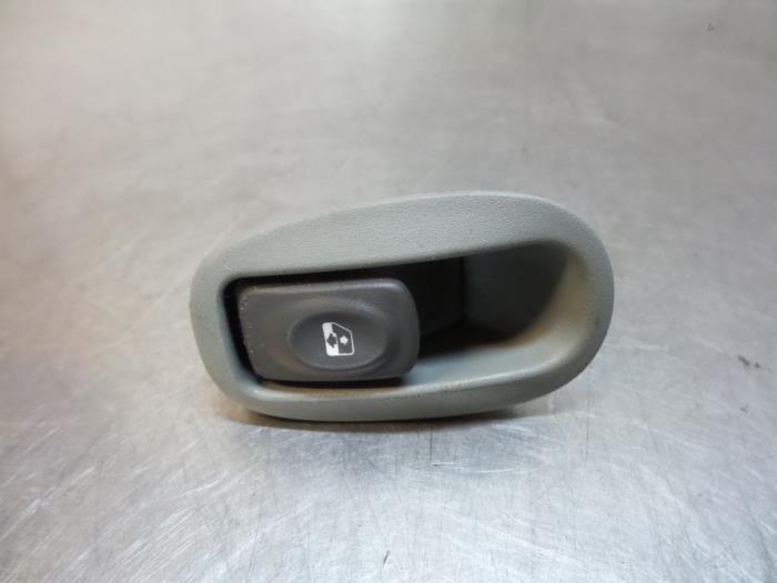 Elektrisch Raam Schakelaar van een Renault Scenic (Scenic 99, Auto-onderdelen, Dashboard en Schakelaars, Renault, Gebruikt, 3 maanden garantie