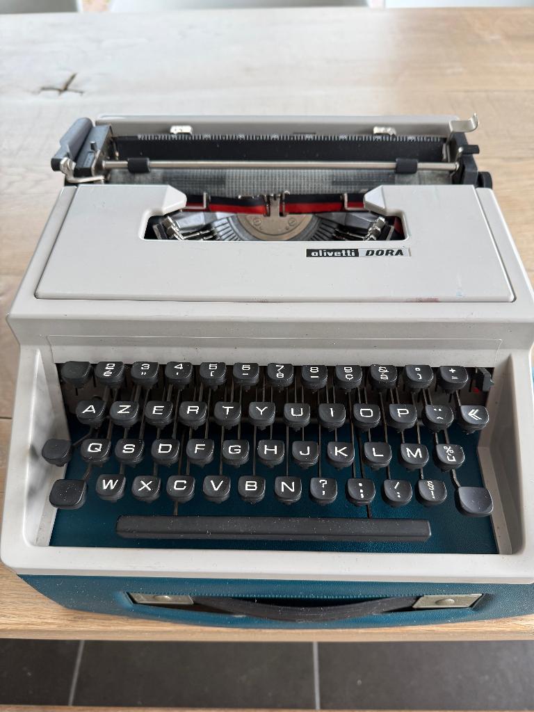 Olivetti Dora - AZERTY - avec étui d'origine (années 1960), Divers, Machines à écrire, Utilisé, Enlèvement