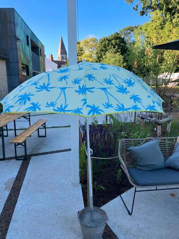 Parasol 10 stuks (120cm) met betonnen  voet  beschikbaar voor biedingen