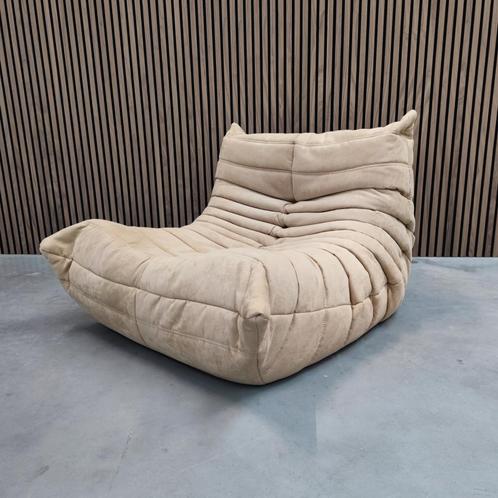 Ligne Roset Togo - Sand Alcantara eenzits, Antiek en Kunst, Antiek | Meubels | Stoelen en Sofa's, Ophalen of Verzenden