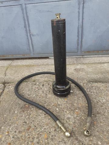 Zware hydraulische piston beschikbaar voor biedingen