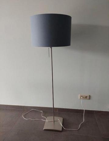 Vloerlamp in perfecte staat  beschikbaar voor biedingen