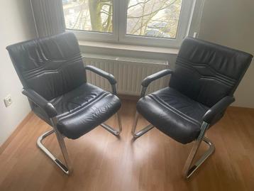 Twee vintage stoelen (jaren '70-'80) beschikbaar voor biedingen