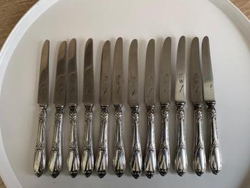 Anciens petits couteaux à dessert en métal argenté