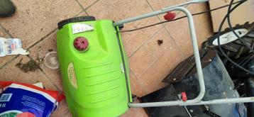 Te koop: 2 grasmaaiers om te repareren en 1 TBE-verticuteerm beschikbaar voor biedingen