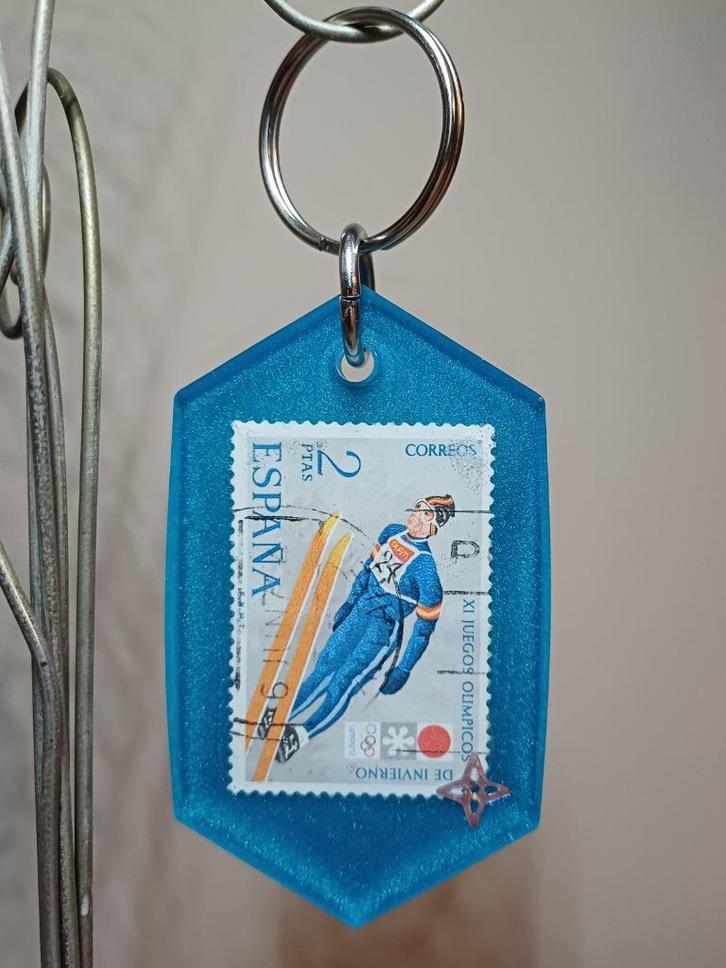 Sleutelhanger met oude postzegel in epoxyhars (Spanje 1972), Verzamelen, Retro, Overige typen, Ophalen of Verzenden