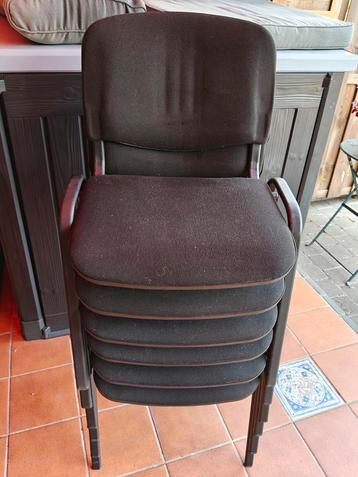 6 zwarte stoelen beschikbaar voor biedingen