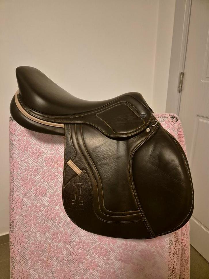 Ikonic Evolution bruin springzadel 17.5", Dieren en Toebehoren, Paarden en Pony's | Zadels, Zo goed als nieuw, Verzenden