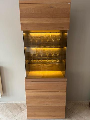 Hoge wandkast met verlichting. Voglauer. beschikbaar voor biedingen
