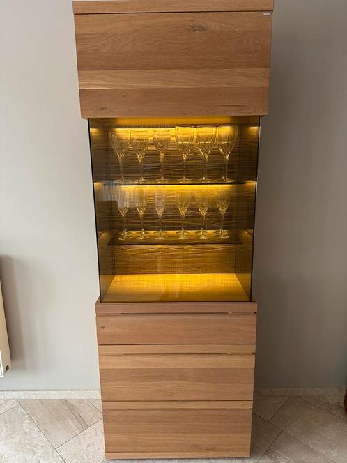 Hoge wandkast met verlichting. Voglauer., Huis en Inrichting, Kasten | Buffetkasten, Zo goed als nieuw, Ophalen