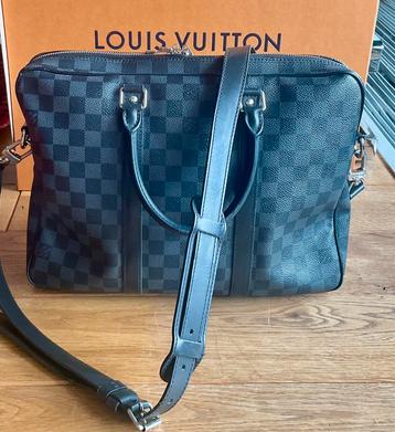 Louis Vuitton Porte Document met Factuur beschikbaar voor biedingen