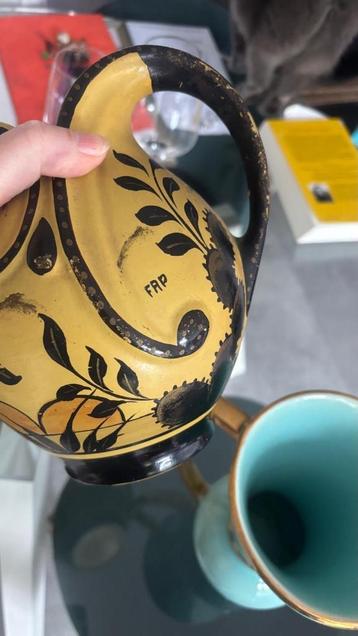 Gele handbeschilderde vaas met zwart bloemenmotief beschikbaar voor biedingen