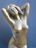 femme nue a genoux deux mains dans cheveux en bronze signé ., Antiquités & Art, Bronze, Enlèvement ou Envoi