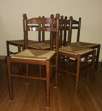 6 massief houten stoelen met rieten zitting beschikbaar voor biedingen