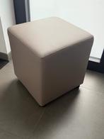 Taupe/bruine poef op wieltjes (2 stuks), Huis en Inrichting, Zetels | Voetbanken en poefs, Ophalen, Gebruikt, Leer, 50 tot 75 cm
