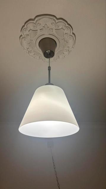 Witte hanglamp beschikbaar voor biedingen