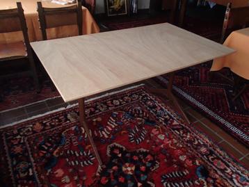 tafels en stoelen beschikbaar voor biedingen