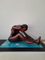 Houten vrouwenbeeld, Ophalen