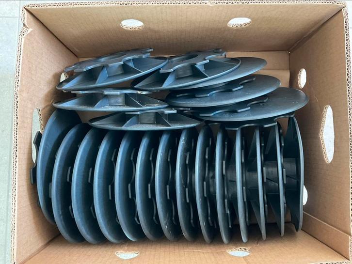 Tegeldragers 50 stuks, hoogte 3,5 tot 5 cm, 2 euro het stuk, Doe-het-zelf en Bouw, Vloerdelen en Plavuizen, Zo goed als nieuw