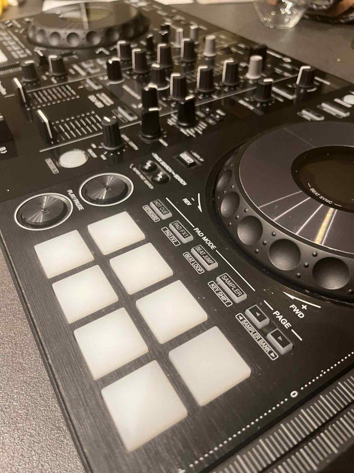 Pioneer DDJ-800 + Decksaver + Softcase – In topstaat, Muziek en Instrumenten, Dj-sets en Draaitafels, Zo goed als nieuw, Dj-set