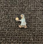 PIN - PERSONAGE MET KAARS - STRIP - BANDE DESSINEE, Verzamelen, Verzenden, Gebruikt, Figuurtje, Speldje of Pin