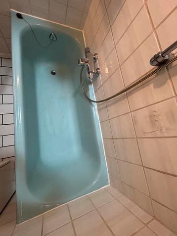 Vintage/retro inbouwbad in unieke lichtblauwe kleur beschikbaar voor biedingen