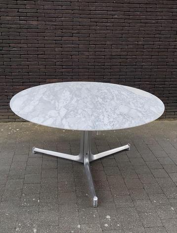Preben Fabricius and Jorgen Kastholm ronde eettafel beschikbaar voor biedingen