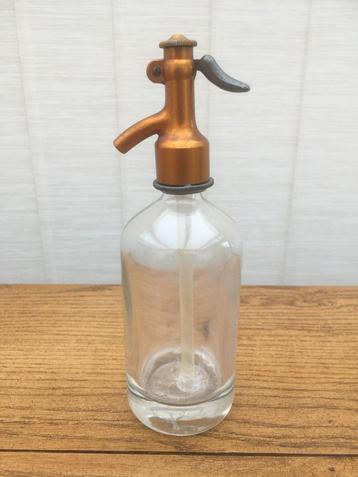 Klein sodaflesje. Met oranje afsluitdop. Hoogte: 20,50 cm. beschikbaar voor biedingen