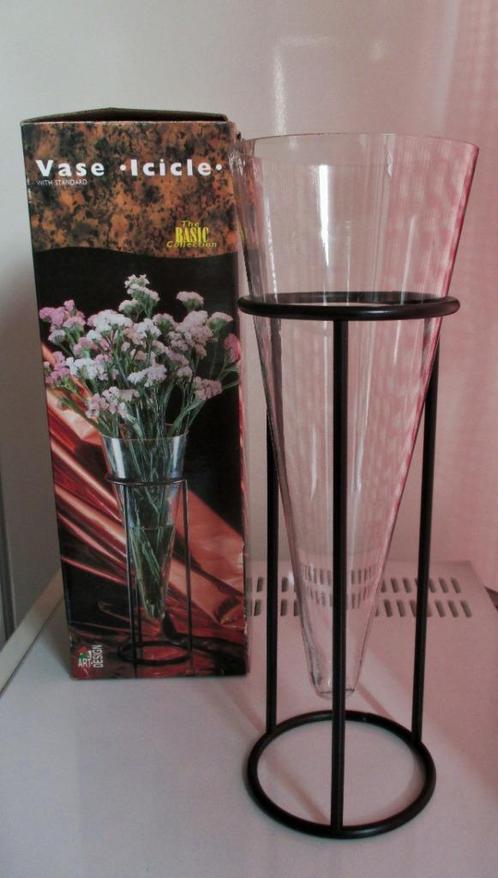 vaas met zwarte metalen standard (Paasdecoratie), Huis en Inrichting, Woonaccessoires | Vazen, Nieuw, Zwart, Minder dan 50 cm