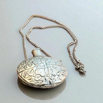 Vintage parfum ketting beschikbaar voor biedingen