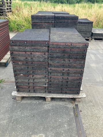 162 vochtdoorlatende rubberen matten 50x50x7cm beschikbaar voor biedingen