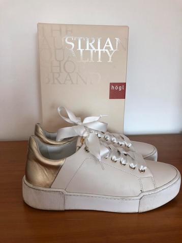 Supercomfortabele en luxe sneakers van Hogl in creme kleur beschikbaar voor biedingen