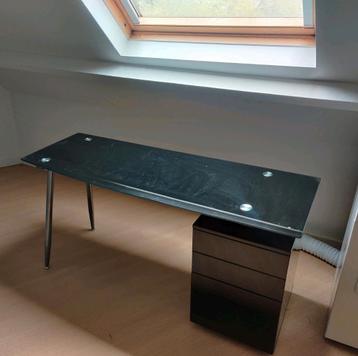 Zwarte glazen bureau