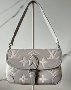 Louis Vuitton Tas Diane monogram empreinte Brume Quartz, Enlèvement ou Envoi, Neuf, Gris, Sac à bandoulière
