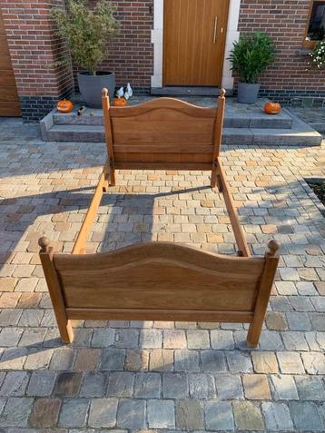 Eiken houten bed  beschikbaar voor biedingen