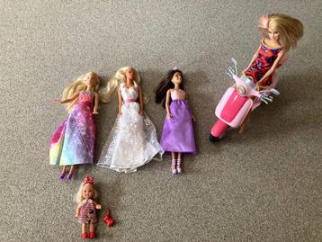 set barbies + scooter voor 25 euro beschikbaar voor biedingen