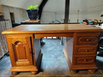 eiken bureau beschikbaar voor biedingen