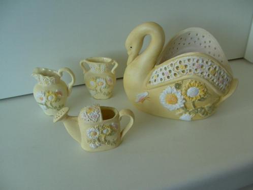 MINIATUUR SET GEEL MET BLOEMEN met ZWAAN 4 DLG Nieuw, Antiek en Kunst, Curiosa en Brocante, Ophalen of Verzenden