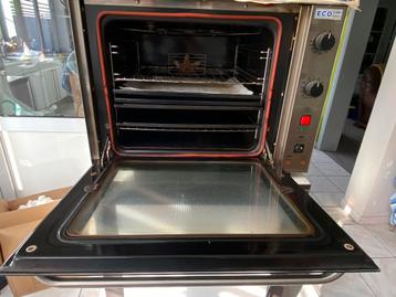 Professionele oven om brood te bakken en gebak beschikbaar voor biedingen