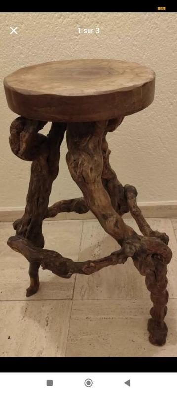 Tabouret trépied fait en sarments de vigne beschikbaar voor biedingen