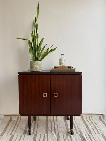 Vintage kast op wielen beschikbaar voor biedingen