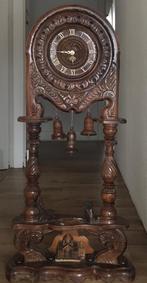 rode eikenhouten klok met handgravure, Ophalen