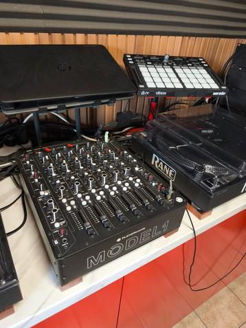 Analoog studio mixer model 1 beschikbaar voor biedingen