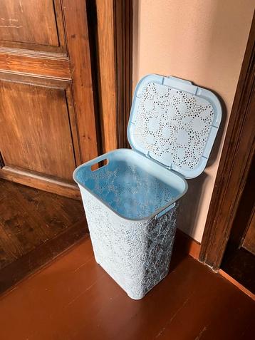 Lichtblauwe wasmand met bloemenmotief beschikbaar voor biedingen