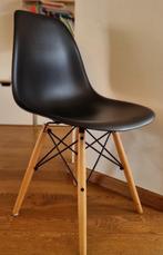 6 stoelen: zwart met houten poten, goede staat, Huis en Inrichting, Stoelen, Vijf, Zes of meer stoelen, Gebruikt, Hout, Modern, Vitra Eames
