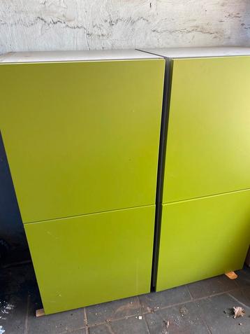2x degelijke wandkasten beschikbaar voor biedingen