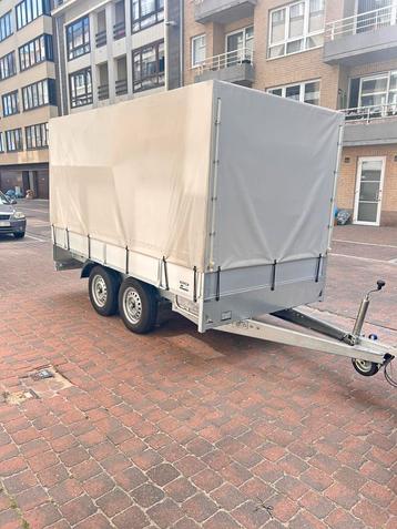 Dubbelassige aanhangwagen met dekzeil beschikbaar voor biedingen