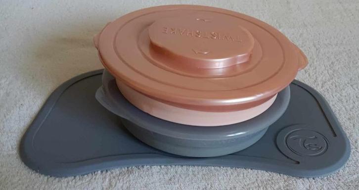 Twistshake Klikmat + bord lichtgrijs en zalmroze, Kinderen en Baby's, Babyvoeding en Toebehoren, Gebruikt, Ophalen of Verzenden