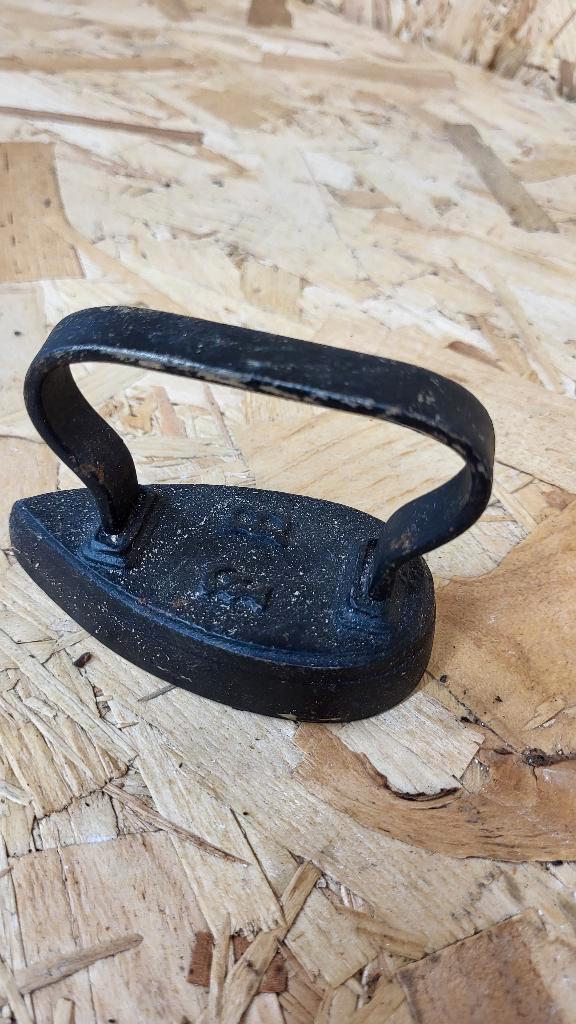 Petit fer à repasser en fonte – jouet ancien – 10 cm, Antiquités & Art, Antiquités | Accessoires de maison, Enlèvement
