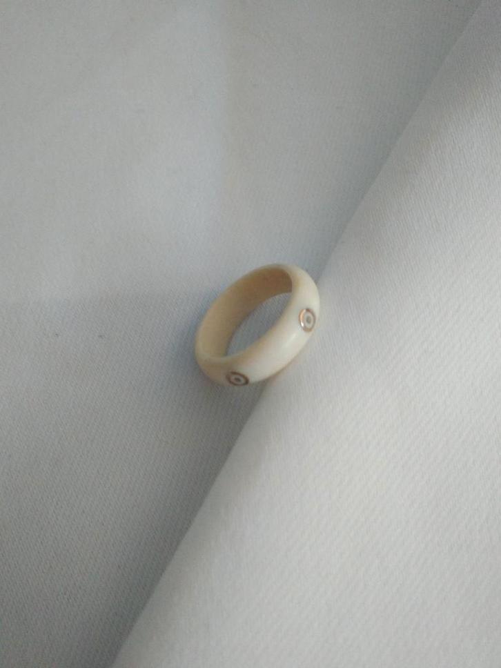 Vintage '70's 'faux' ivoor ring, Handtassen en Accessoires, Ringen, Nieuw, Dame, Kleiner dan 17, Wit, Kunststof, Ophalen of Verzenden